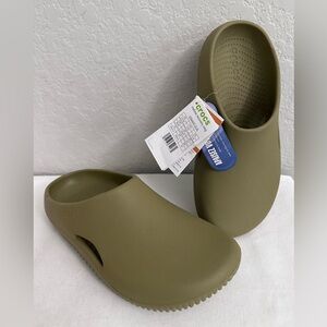 Crocs Unisex Adult Mellow Clogs Womens 9 Mens 7 in Aloe
